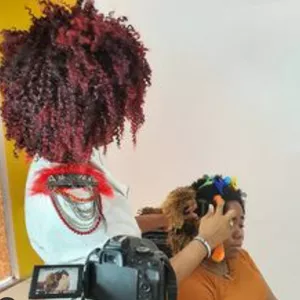 Trancista profissional realizando um trabalho